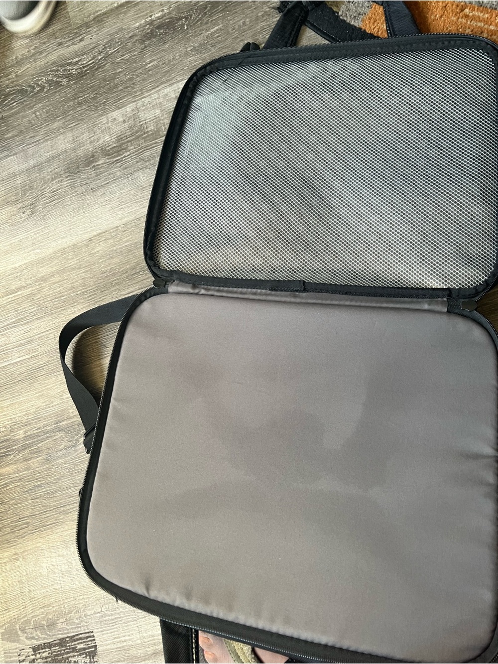 Samsonite Black Laptop Briefcase with Shoulder Strap - Picture 6 of 8